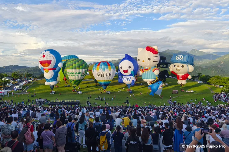 台東天氣晴空萬里熱氣球齊發相當美麗。台東縣政府提供
