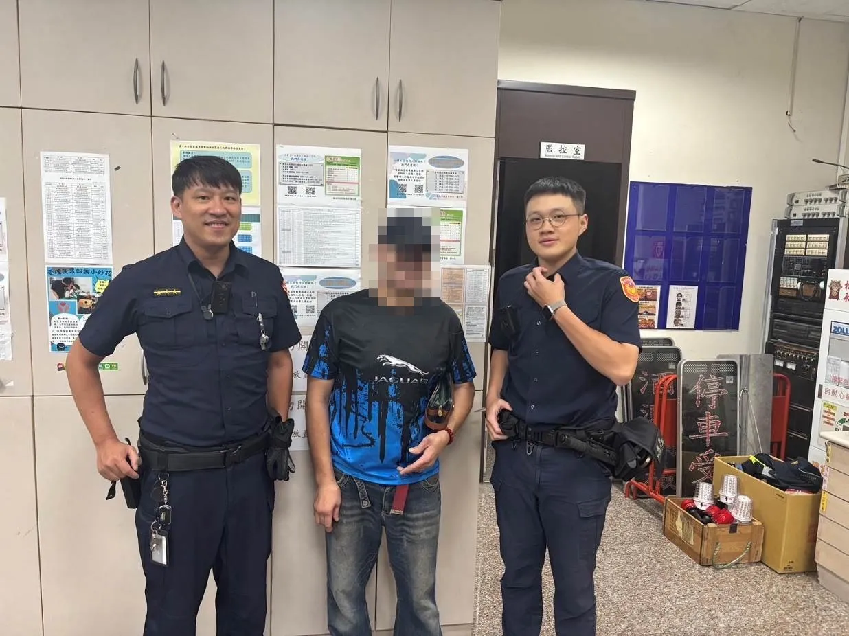 男子将17万元现金丢进垃圾桶,北投警助他找回。警方提供