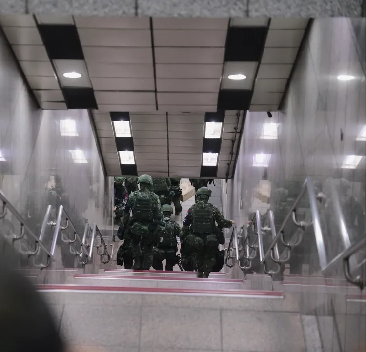 憲兵指揮部凌晨與北捷、維安特勤隊合作，透過捷運執行「物資轉用」科目。李俊毅攝