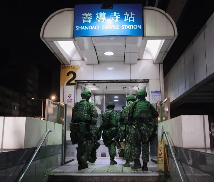 憲兵指揮部凌晨與北捷、維安特勤隊合作，透過捷運執行「物資轉用」科目。李俊毅攝