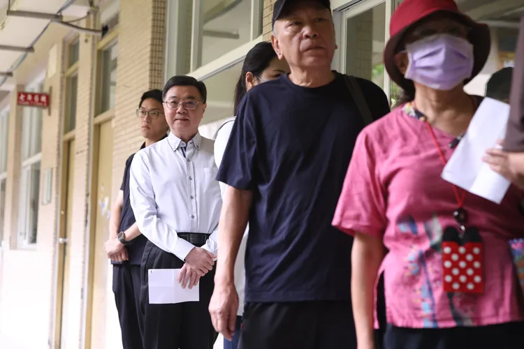 卓榮泰一早到內湖三民國中完成投票。記者彭欣偉攝