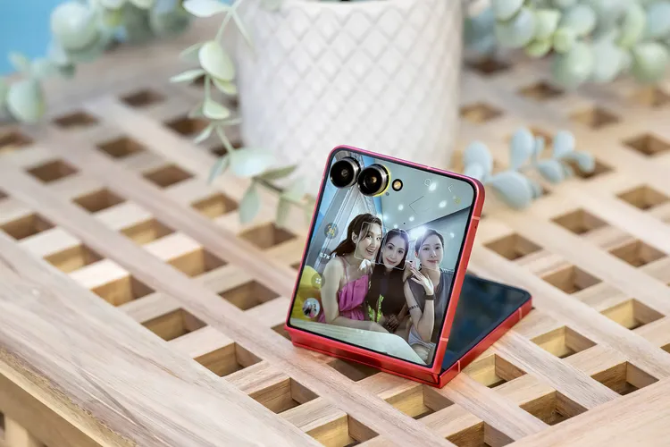 封面螢幕還能直接預覽濾鏡，讓自拍更方便。