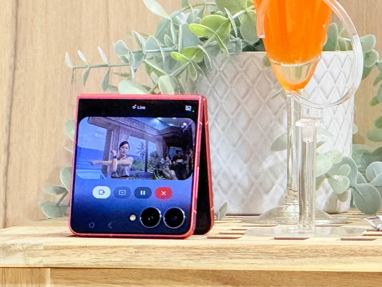 可以透過Gemini Live與封面螢幕來調整瑜伽姿勢。趙筱文攝