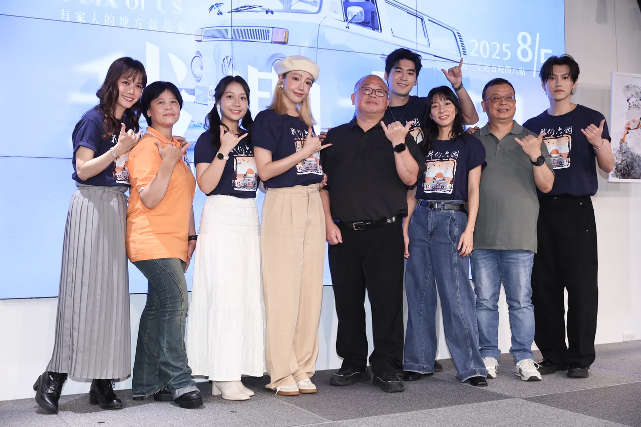 《我们六个》本尊与戏中成年版的六个孩子演员开心合照。彭欣伟摄
