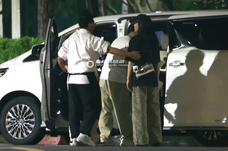 日料餐廳老闆（左起）送李進良和田欣坐上凌志LM保母車。特勤中心攝