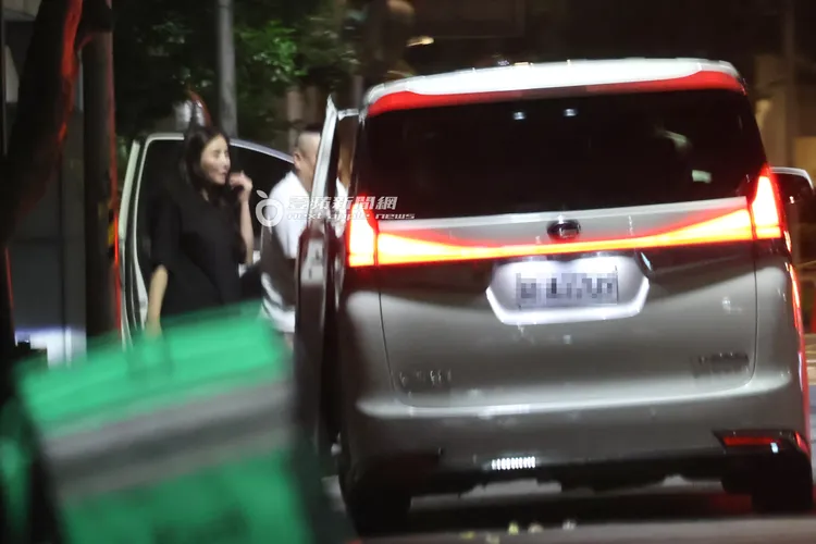 保母車先載田欣（左）和友人到東區巷弄的民宅下車續攤。特勤中心攝