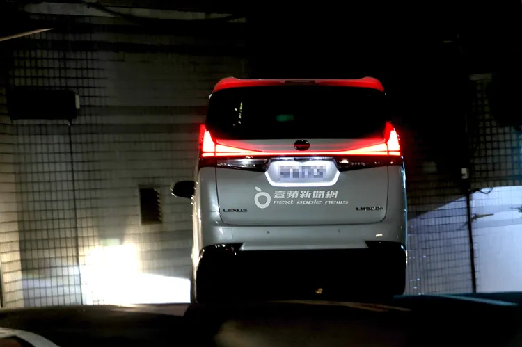 李進良接「熱褲妹」一起搭保母車回他位於信義計畫區的豪宅。特勤中心攝