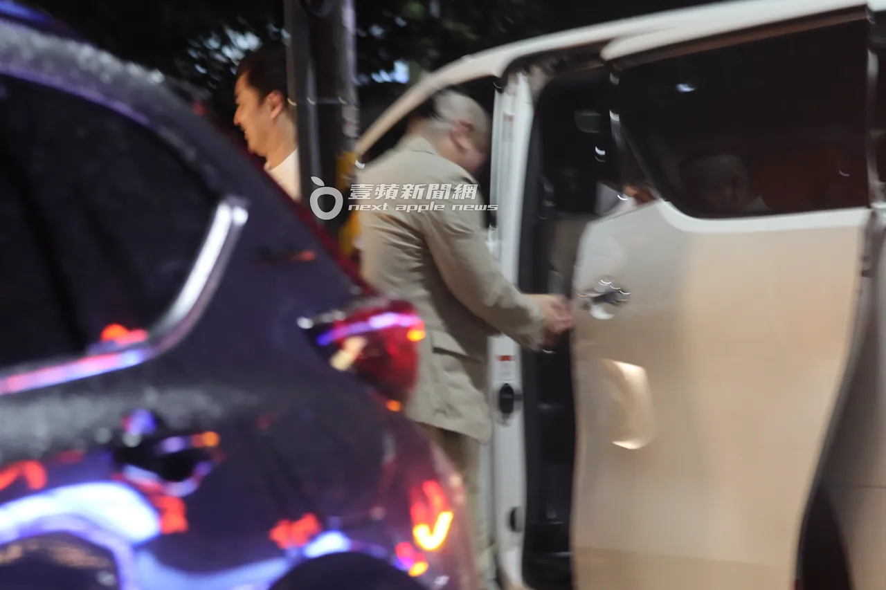 保母車來到余韻高檔日料餐廳,李進良(左)率先下車笑容滿面。特勤中心攝