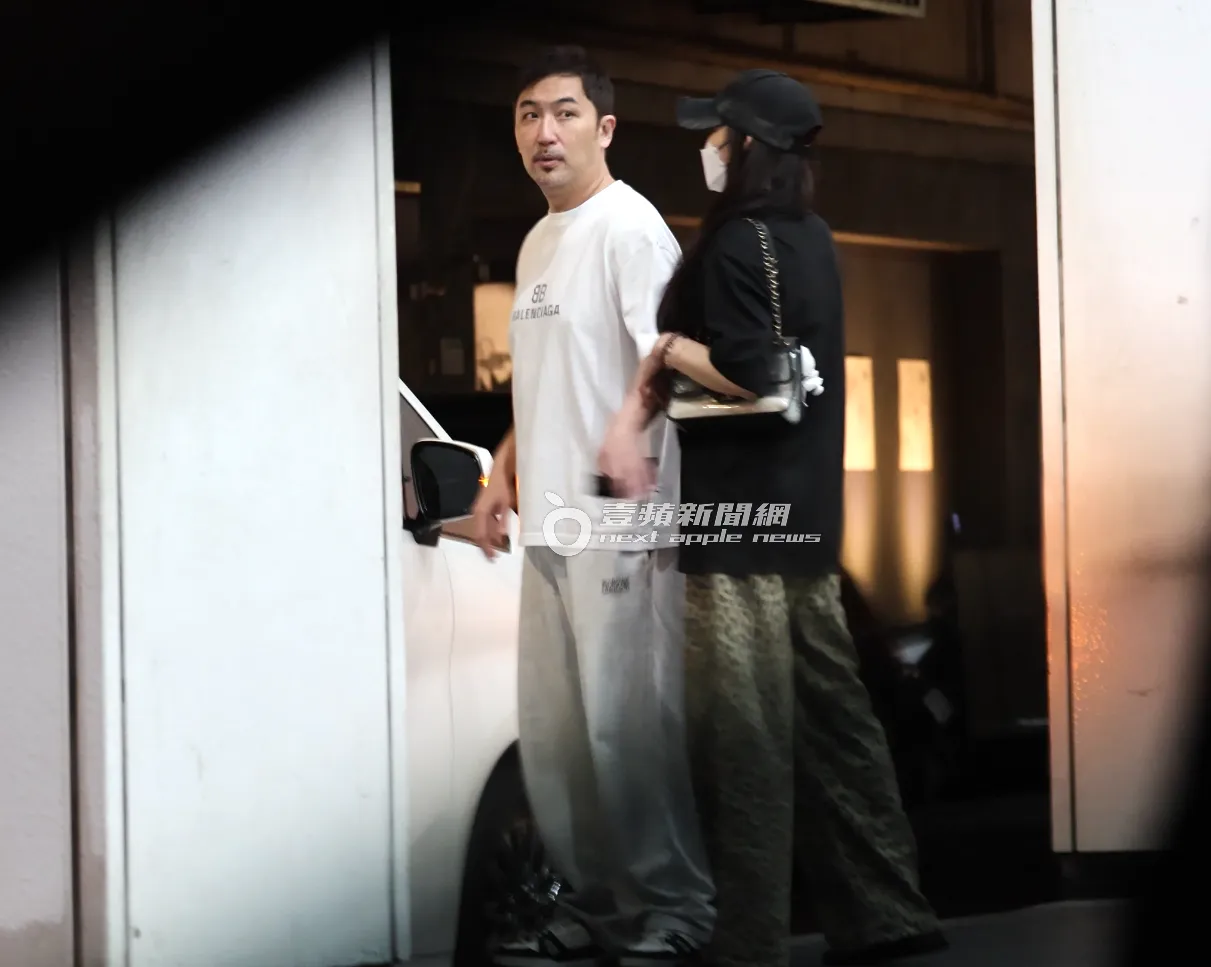 李進良(左)跟田欣下班,準備坐上凌志LM保母車。特勤中心攝