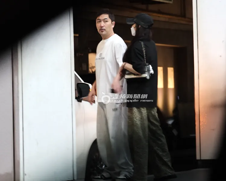 李進良（左）跟田欣下班，準備坐上凌志LM保母車。特勤中心攝