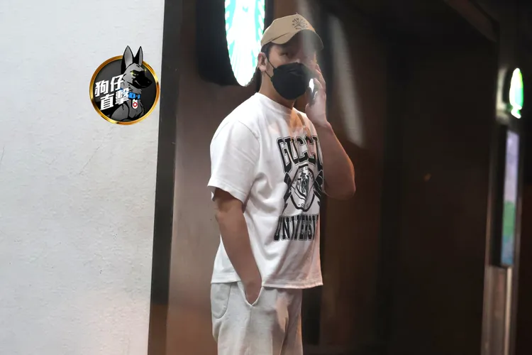 日前李進良戴名牌棒球帽和口罩，獨自走出診所講電話。特勤中心攝