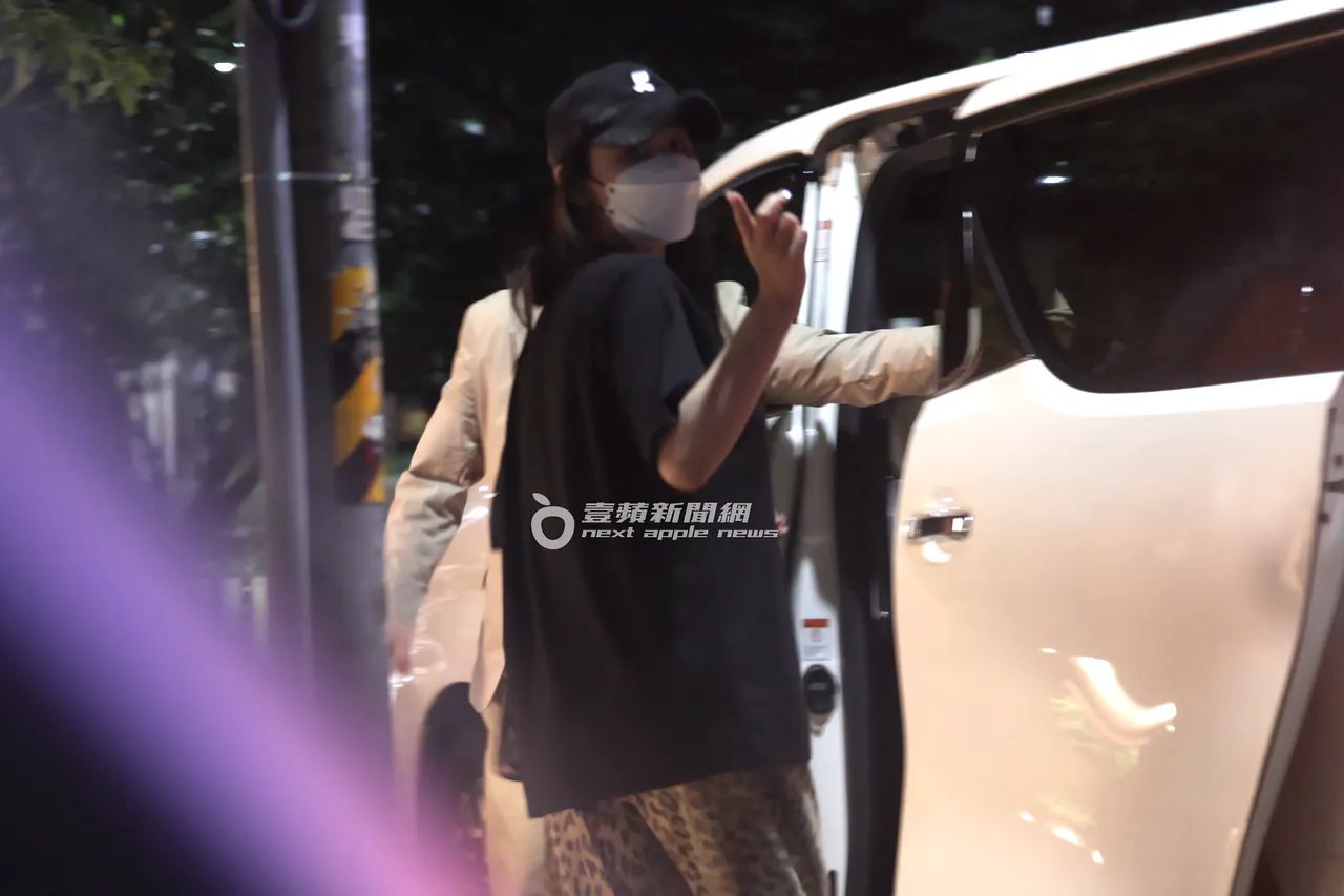 田欣戴帽子、口罩從另一側下車,等待後座的男女友人。特勤中心攝