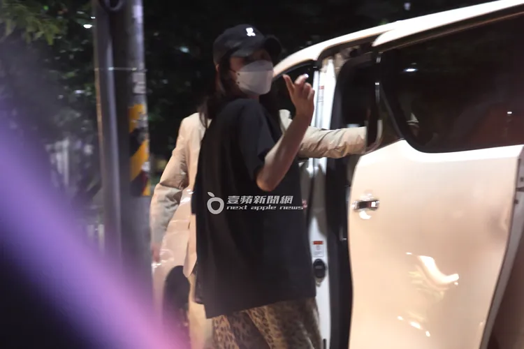 田欣戴帽子、口罩從另一側下車，等待後座的男女友人。特勤中心攝