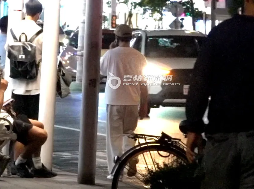 李進良有別以往開車下班,獨自離開診所,邊講手機走到距診所百米才坐車離去。特勤中心攝