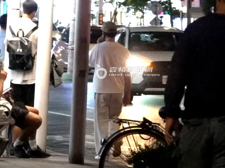 李進良有別以往開車下班，獨自離開診所，邊講手機走到距診所百米才坐車離去。特勤中心攝