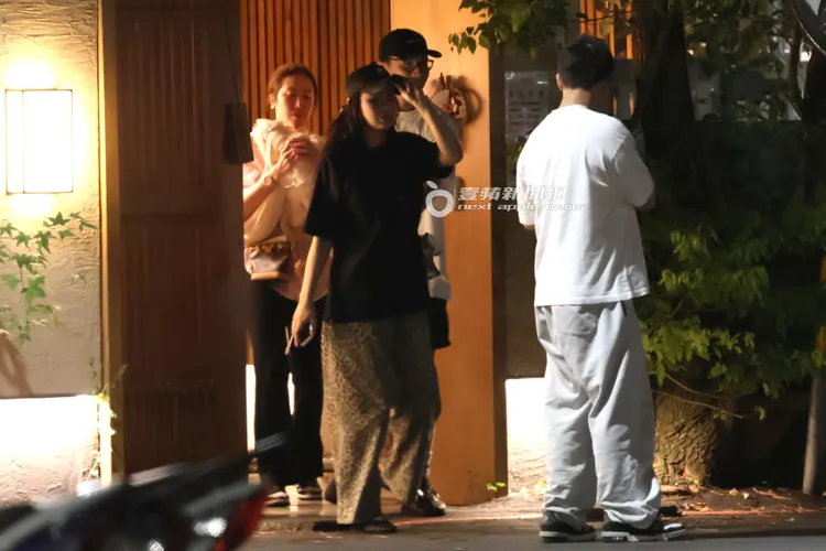 李進良（右起）滑手機等田欣和友人步出日料餐廳。特勤中心攝