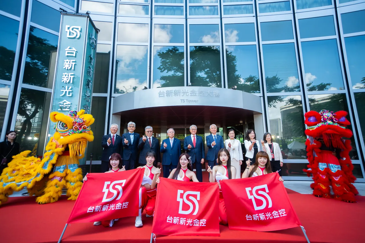 台新新光金控今(24)日举行合并揭牌仪式,由董事长吴东亮(中)等主管代表进行启动仪式。台新新光金控提供