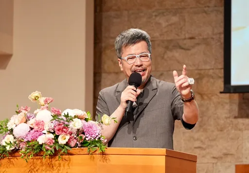 直擊|黃國倫現身林沖追思禮拜 沙啞嗓音親揭發炎三周未癒!再不能跟妻頂嘴
