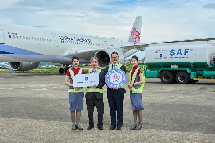 華航總經理陳漢銘（右起2）、台塑石化總經理林克彥（左起2）。華航提供