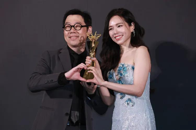 最佳編劇林書宇與老婆夏于喬甜蜜比心。彭欣偉攝