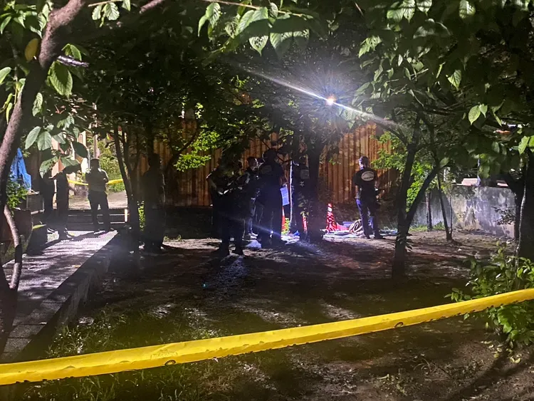 藏屍用的27吋大紅色行李箱，就被丟棄在新泰路381巷底小公園角落的水溝。翻攝畫面