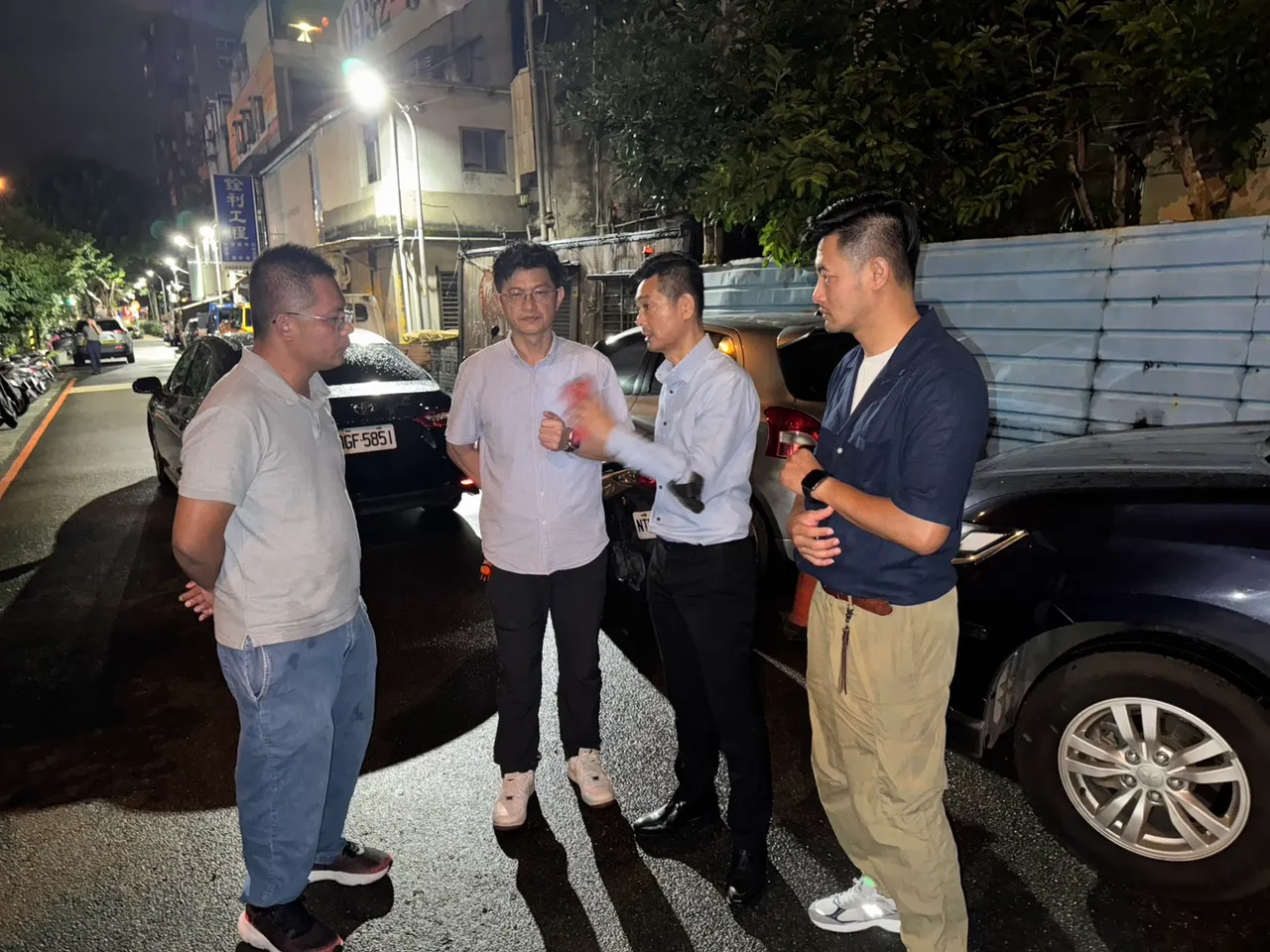 新莊新泰路當地里長昨天深夜向警方通報。翻攝畫面