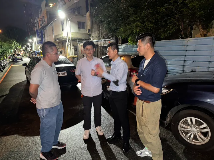 新莊新泰路當地里長昨天深夜向警方通報。翻攝畫面