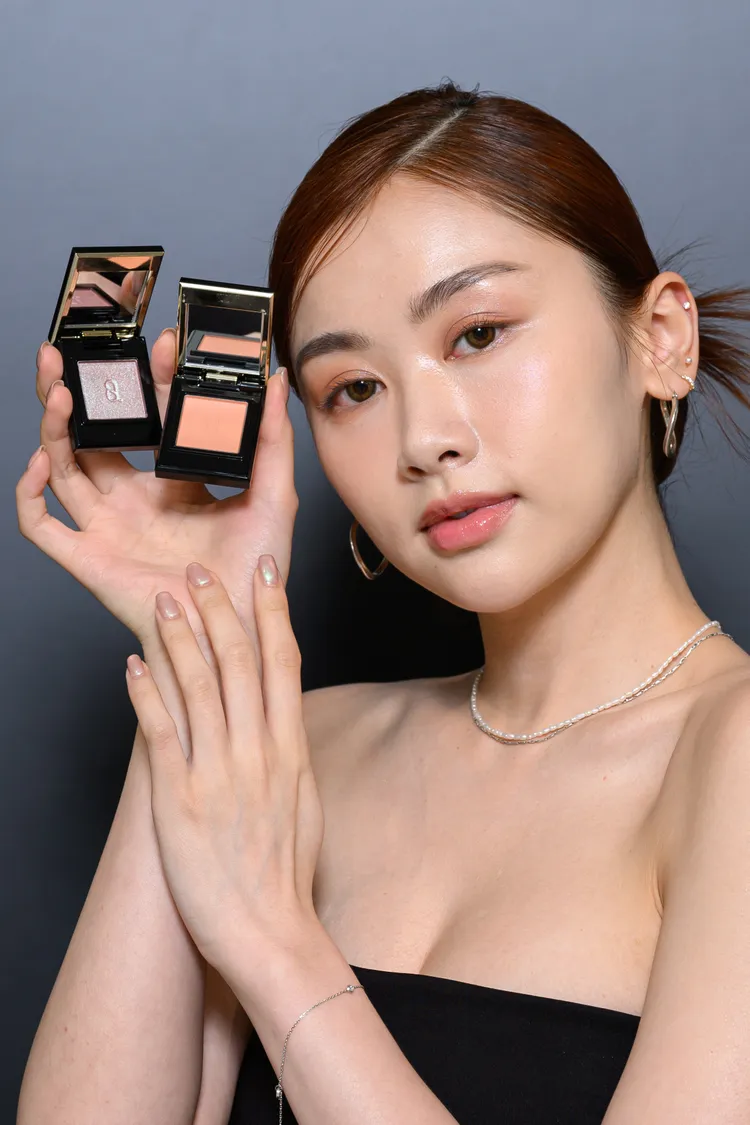 Model示範SUQQU晶采單色眼影#M-03、#P-02。品牌提供