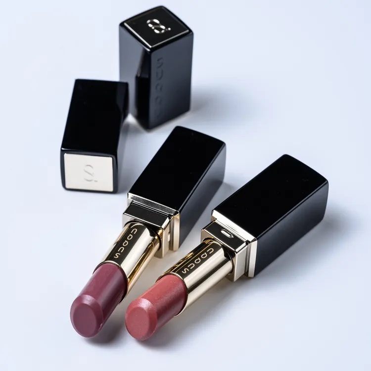 SUQQU晶采潤艷唇膏，蕊芯1700元、專用殼350元。品牌提供