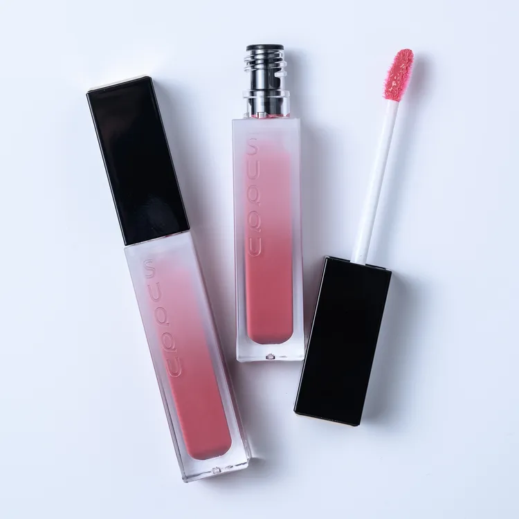 SUQQU晶采極潤唇釉，各1500元。品牌提供