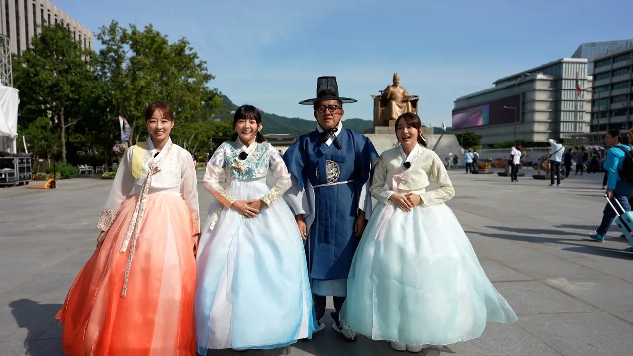 (左起)夏語心、籃籃、詹姆士、林莎穿韓服合照。公視台語台提供