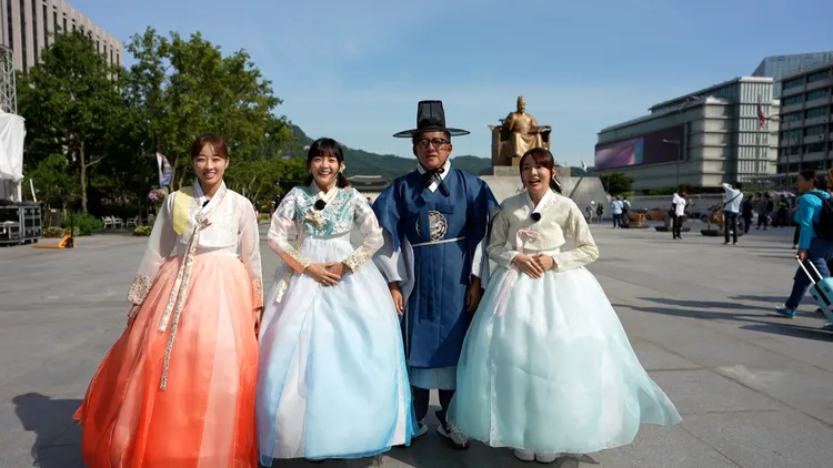 （左起）夏語心、籃籃、詹姆士、林莎穿韓服合照。公視台語台提供