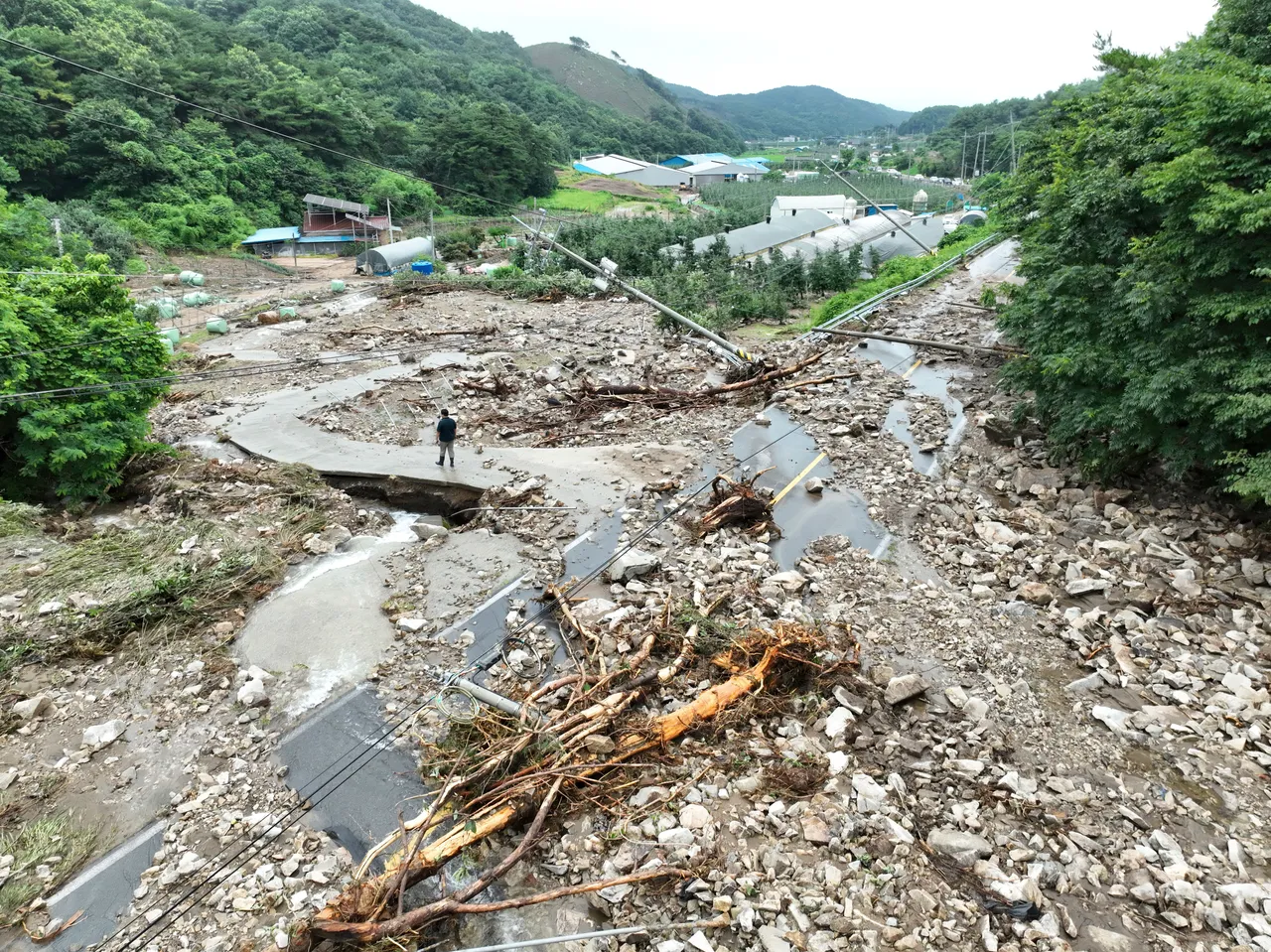 忠清南道礼山郡村落灾情惨重。美联社