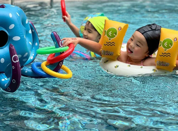 每日午後北投晶泉丰旅推出「沁夏運動會」，為住客與泳池貴賓專屬活動，結合熱門水上趣味競賽，全家同樂清涼又歡樂。晶泉丰旅提供