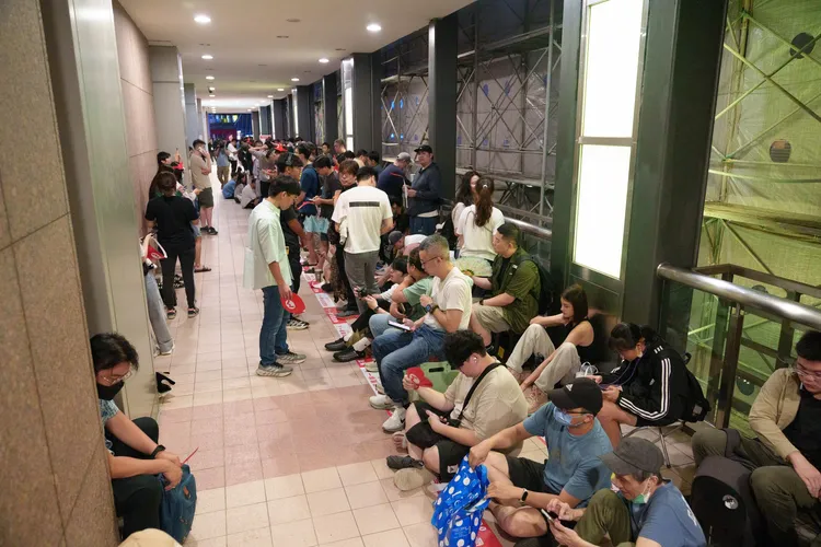 Switch 2零時首賣會，百貨空橋現場吸引上百名民眾大半夜排隊等候。翻攝自傑仕登 Justdan臉書