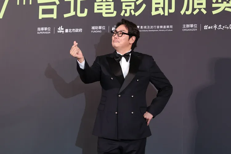 趙震雄俏皮配合拍照，完全沒架子。彭欣偉攝影