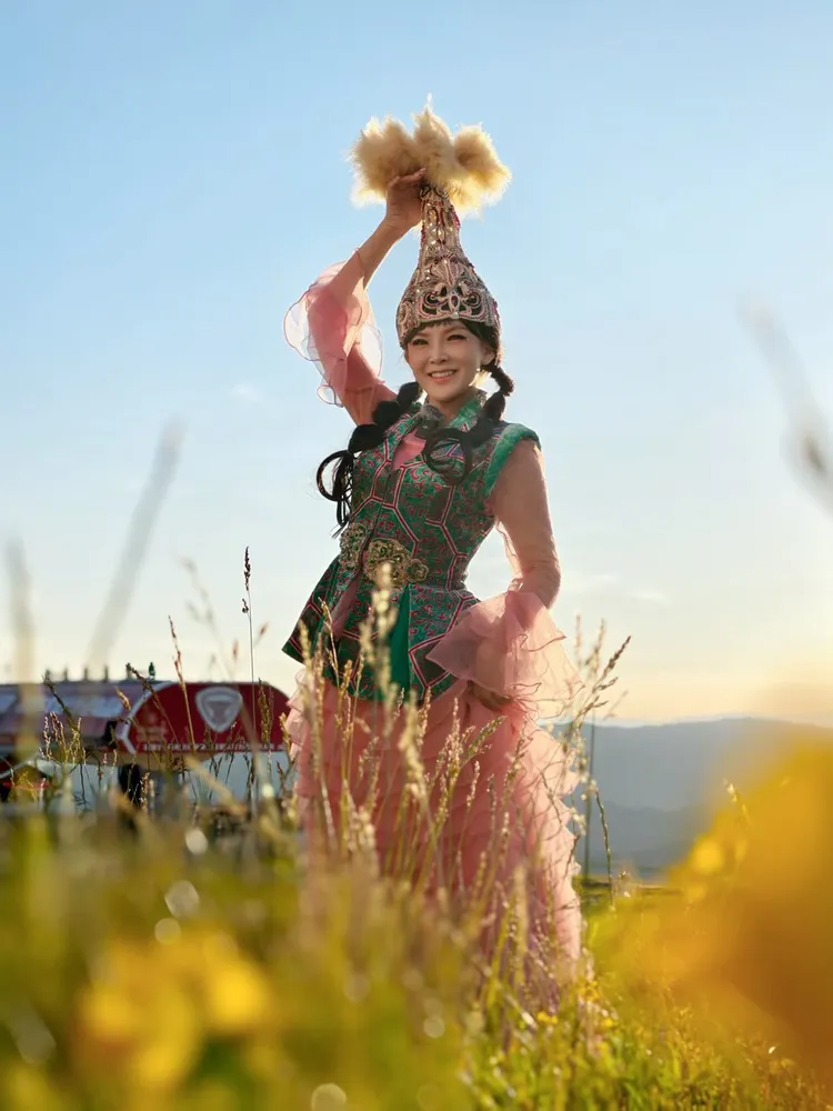 DJ圓圓新疆出外景，趁機會拍美照。本人提供