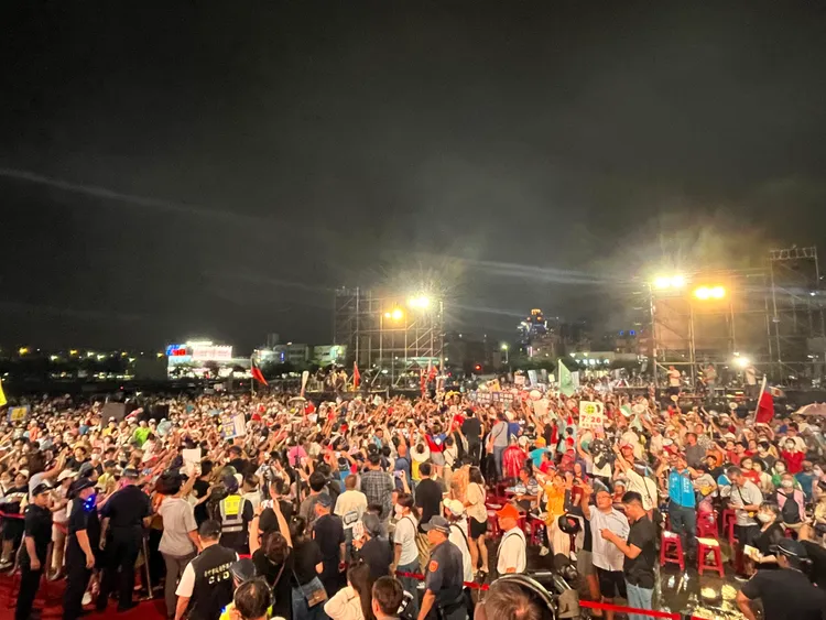 國民黨台中市黨部19日舉辦「台中再贏一次」反罷造勢晚會。李俊毅攝