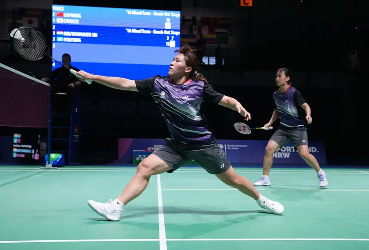 世大運羽球混合團體賽20日進行4強戰，台灣女雙楊筑云（左）、許尹鏸（右）順利拿下第4點賽事擊敗印度，挺進金牌戰。大專體總提供