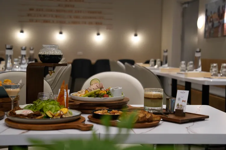 成真咖啡微風南山店以「全日型咖啡廳」為核心定位。業者提供