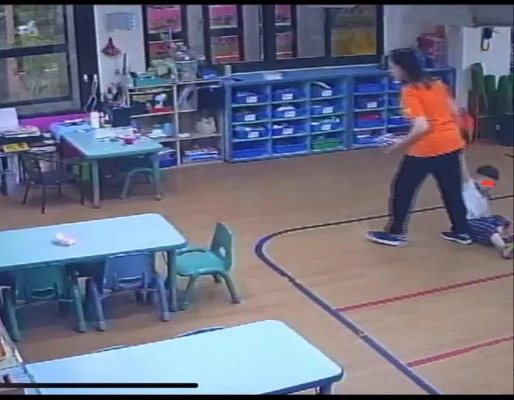 蔡姓女職員拉扯手臂拖行、拉椅子讓孩子摔倒，還「蓋布袋」把衣服拉起蓋住幼童頭部。取自市議員李雅慧臉書