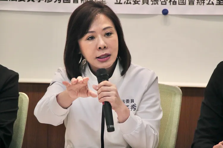 國民黨立委李彥秀和民眾黨立委張啓楷、民眾黨台北市議員陳宥丞，7日共同召開「校園菸毒氾濫·強化源頭管理補足校安破網」記者會。李彥秀臉書