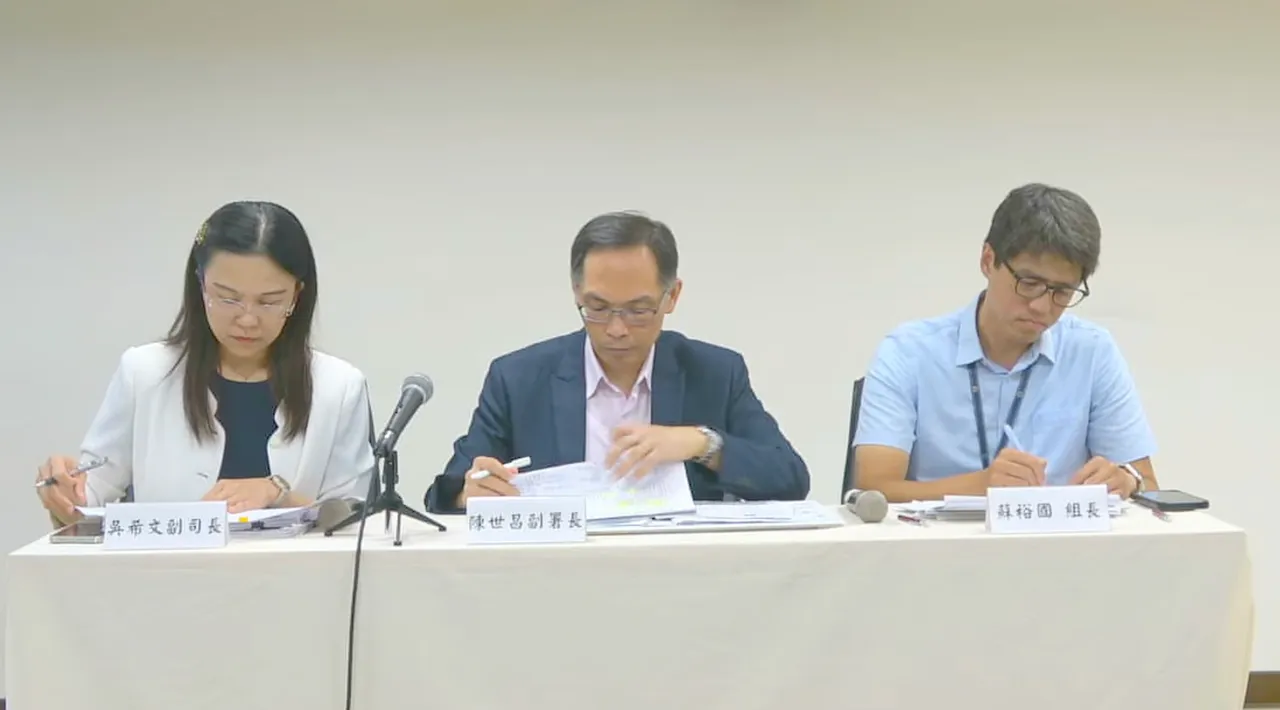 劳动部、卫福部召开记者会,回应外界担忧。翻摄劳动部直播