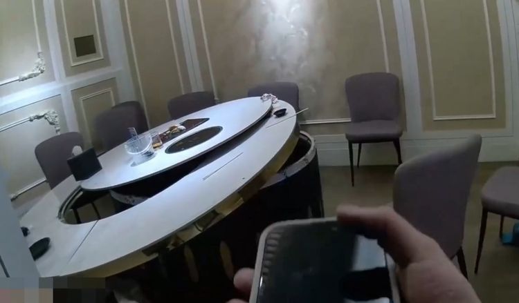 八條壽司惡漢酒後翻桌砸場　女店員被扔醬料罐嚇哭！警方遭爆吃案急澄清