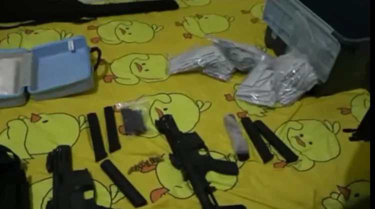 警方起出毒品咖啡4千餘包及古柯鹼1塊、仿制式衝鋒槍2把。翻攝畫面