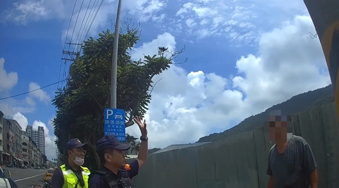 16日下午城镇韧性演习时,马男在路上游荡,遭警方劝离。翻摄画面