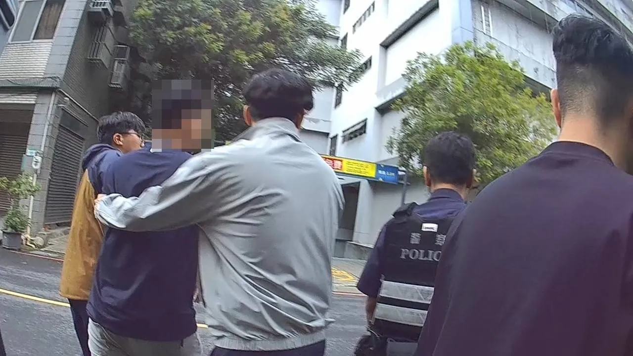 诈团车手带点钞机约被害人在超商交款 休假警全程目睹通报同事逮人