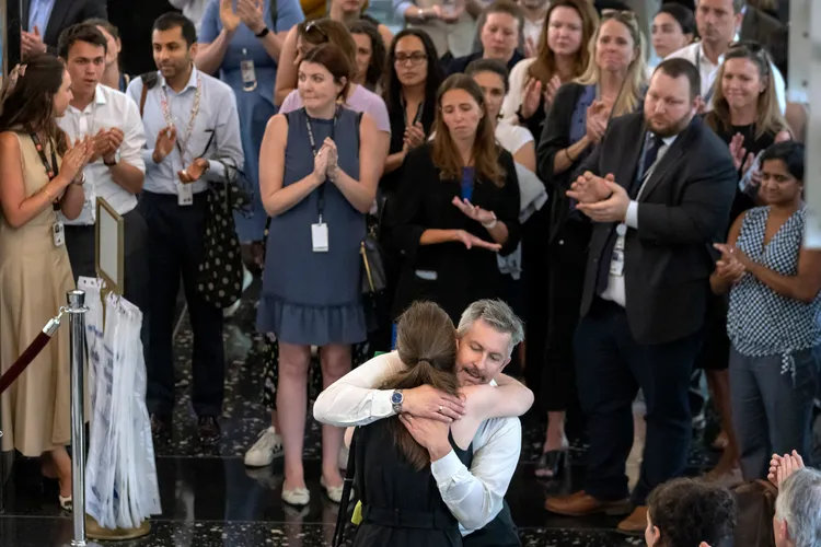 美國務院員工以嚴肅神情拍手送別與鼓勵離職同事。美聯社