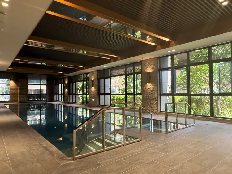 大樓休閒設施多元，有閱覽室、多功能宴會廳、健身房、兒童遊戲室、游泳池與交誼廳等。葉家銘攝