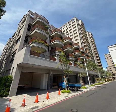 「文化馥御」規劃有透天與大樓區，周邊生活機能充足，緊鄰國中與全聯。葉家銘攝